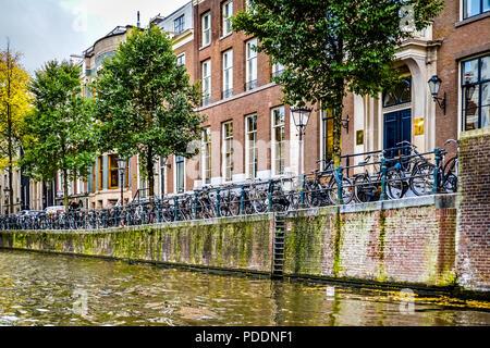 Die Herengracht (Herren von Canal) mit seiner großen historischen Häusern und den vielen geparkten Fahrräder in der Innenstadt von Amsterdam, Die Niederlande Stockfoto