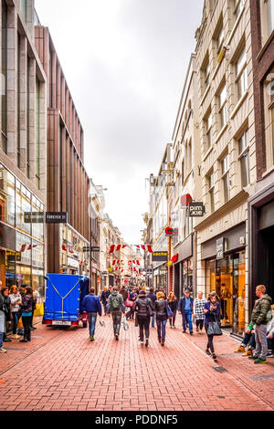 Die Kalverstraat, einem berühmten und touristischen Einkaufsstraße im Zentrum der Altstadt von Amsterdam an einem schönen Herbst Tag. Stockfoto