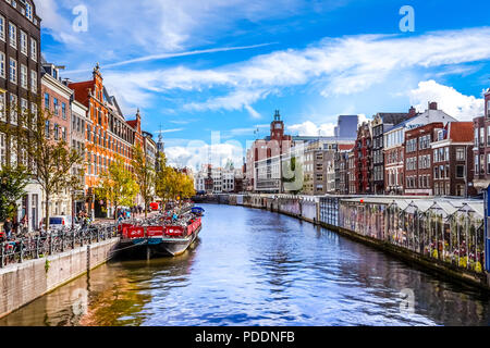 Die Bloemensingel (Blumen Kanal) mit seiner großen historischen Häusern und Gewächshäuser der vielen Garten Center im Stadtzentrum von Amsterdam, Holland Stockfoto