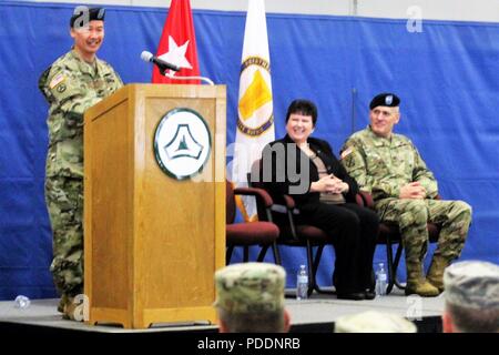 Garrison Commander Col. Hui Chae Kim bietet die Erläuterungen sind wie der neue Kommandant während der Fort McCoy Garnison Change-of-Befehl Zeremonie Mai 19, 2018, at Rumpel Fitness Center bei der Installation. Kim nahm das Kommando über die Garnison von Oberst David J. Pinter Sr. Installation Management Command-Readiness Regisseur Brenda Lee McCullough über die Zeremonie präsidierte. Die Change-of-Befehl Zeremonie fand zur gleichen Zeit wie die 2018 Bundeswehr Tag der offenen Tür bei der Installation. Stockfoto