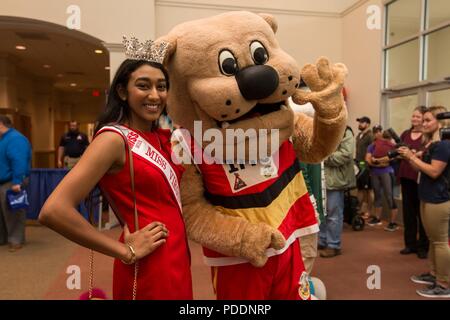 Teilnehmer und Anbieter nehmen an der 11. jährlichen Marine Corps historischen (MCHH) Eröffnung und Lebensstil Expo bei der Fredericksburg Expo Center, Fredericksburg, Virginia, 20. Mai 2018. Die MCHH lockt über 8.000 Teilnehmer und beinhaltet die Devil Dog Double und Marine Corps Semper 5ive Rennen. Stockfoto