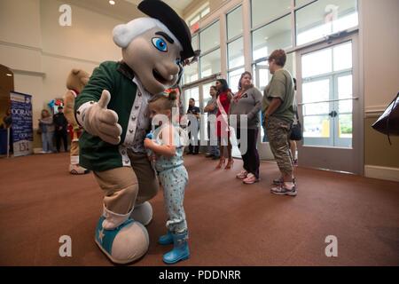 Teilnehmer und Anbieter nehmen an der 11. jährlichen Marine Corps historischen (MCHH) Eröffnung und Lebensstil Expo bei der Fredericksburg Expo Center, Fredericksburg, Virginia, 20. Mai 2018. Die MCHH lockt über 8.000 Teilnehmer und beinhaltet die Devil Dog Double und Marine Corps Semper 5ive Rennen. Stockfoto