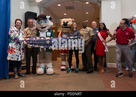 Teilnehmer und Anbieter nehmen an der 11. jährlichen Marine Corps historischen (MCHH) Eröffnung und Lebensstil Expo bei der Fredericksburg Expo Center, Fredericksburg, Virginia, 20. Mai 2018. Die MCHH lockt über 8.000 Teilnehmer und beinhaltet die Devil Dog Double und Marine Corps Semper 5ive Rennen. Stockfoto