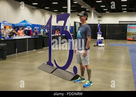 Teilnehmer und Anbieter nehmen an der 11. jährlichen Marine Corps historischen (MCHH) Eröffnung und Lebensstil Expo bei der Fredericksburg Expo Center, Fredericksburg, Virginia, 20. Mai 2018. Die MCHH lockt über 8.000 Teilnehmer und beinhaltet die Devil Dog Double und Marine Corps Semper 5ive Rennen. Stockfoto