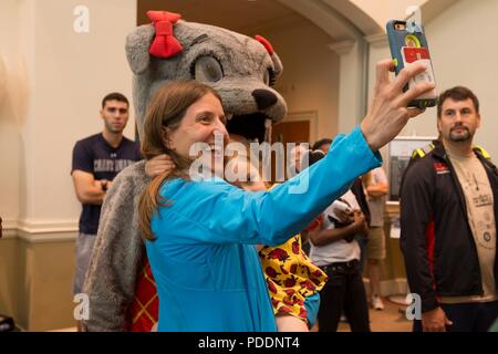Teilnehmer und Anbieter nehmen an der 11. jährlichen Marine Corps historischen (MCHH) Eröffnung und Lebensstil Expo bei der Fredericksburg Expo Center, Fredericksburg, Virginia, 20. Mai 2018. Die MCHH lockt über 8.000 Teilnehmer und beinhaltet die Devil Dog Double und Marine Corps Semper 5ive Rennen. Stockfoto