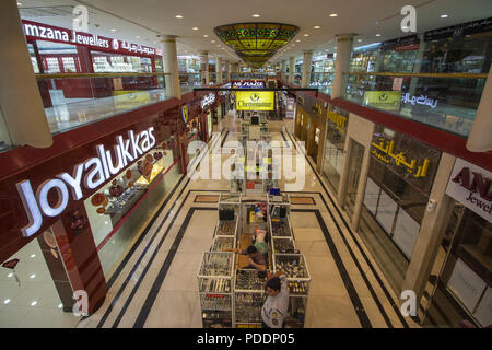 Gold City Mall in Manama, Bahrain, ist ein spezialisierter Einzelhandel Einkaufszentrum für alle die Schmuck Anforderungen, mit einer Vielzahl von glitzernden Ornamenten Stockfoto