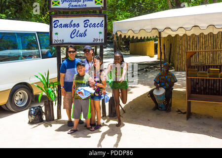 Falmouth, Jamaika - Mai 02, 2018: Die Menschen, die Foto bei Bambus Strand in Jamaika Stockfoto