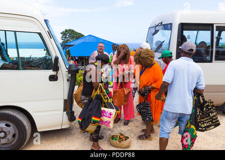 Falmouth, Jamaika - Mai 02, 2018: Straßenhändler Souvenir Verkauf an Touristen Stockfoto