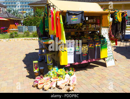 Falmouth, Jamaika - Mai 02, 2018: Straßenhändler Souvenir Verkauf an Touristen Stockfoto