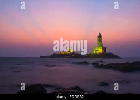 Sonnenaufgang über Statue von Thiruvalluvar/Tiruvalluvar. Kanyakumari, Tamilnadu. Stockfoto