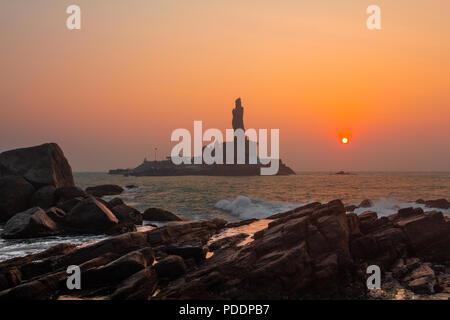 Sonnenaufgang über Statue von Thiruvalluvar/Tiruvalluvar. Kanyakumari, Tamilnadu. Stockfoto