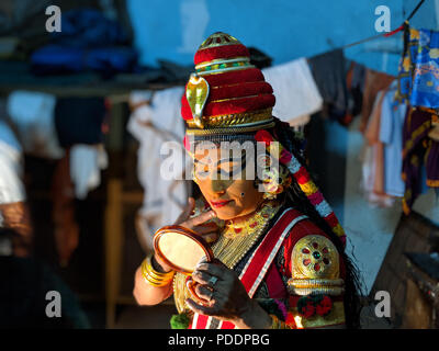 Ein Künstler ist immer bereit zu Kutiyattam, die traditionelle darstellende Kunst aus Kerala durchführen Stockfoto