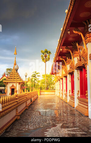 Die religion Kunst der Linie der vintage Windows. Die Fenster der buddhistische Tempel ist im Wat Nong Waeng in der Provinz Khon Kaen, Thailand. Stockfoto