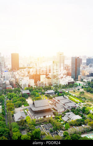 Wirtschaft und Kultur Konzept - Panoramablick auf die moderne Stadt Skyline Luftbild Vogelperspektive mit Zojo-Ji Tempel Schrein vom Tokyo Tower unter dramatischen Sonnenaufgang ein Stockfoto