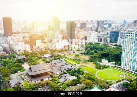 Wirtschaft und Kultur Konzept - Panoramablick auf die moderne Stadt Skyline Luftbild Vogelperspektive mit Zojo-Ji Tempel Schrein vom Tokyo Tower unter dramatischen Sonnenaufgang ein Stockfoto