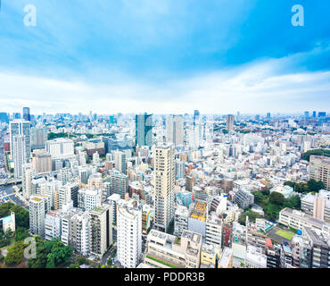 Wirtschaft und Kultur Konzept - Panoramablick auf die moderne Skyline der Stadt aus der Vogelperspektive Luftaufnahme von Tokyo Tower unter dramatischen und sonniger Morgen blauen bewölkten Himmel in Stockfoto