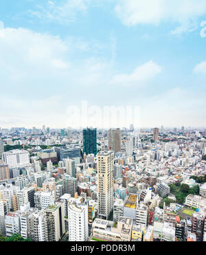 Wirtschaft und Kultur Konzept - Panoramablick auf die moderne Skyline der Stadt aus der Vogelperspektive Luftaufnahme von Tokyo Tower unter dramatischen und sonniger Morgen blauen bewölkten Himmel in Stockfoto