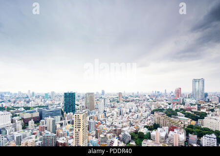 Wirtschaft und Kultur Konzept - Panoramablick auf die moderne Skyline der Stadt aus der Vogelperspektive Luftaufnahme von Tokyo Tower unter dramatischen Grau bewölkter Himmel in Tokio, Japan. Stockfoto