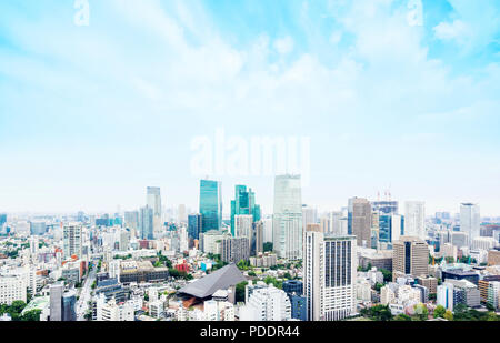 Wirtschaft und Kultur Konzept - Panoramablick auf die moderne Skyline der Stadt aus der Vogelperspektive Luftaufnahme von Tokyo Tower unter dramatischen Morgen blauen bewölkten Himmel in Tokio, Ja Stockfoto