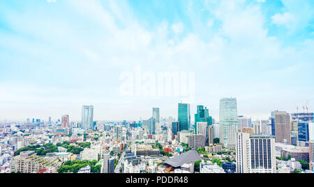 Wirtschaft und Kultur Konzept - Panoramablick auf die moderne Skyline der Stadt aus der Vogelperspektive Luftaufnahme von Tokyo Tower unter dramatischen Morgen blauen bewölkten Himmel in Tokio, Ja Stockfoto