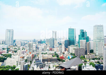 Wirtschaft und Kultur Konzept - Panoramablick auf die moderne Skyline der Stadt aus der Vogelperspektive Luftaufnahme von Tokyo Tower unter dramatischen Morgen blauen bewölkten Himmel in Tokio, Ja Stockfoto