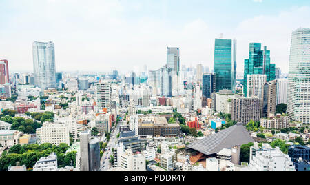 Wirtschaft und Kultur Konzept - Panoramablick auf die moderne Skyline der Stadt aus der Vogelperspektive Luftaufnahme von Tokyo Tower unter dramatischen Morgen blauen bewölkten Himmel in Tokio, Ja Stockfoto