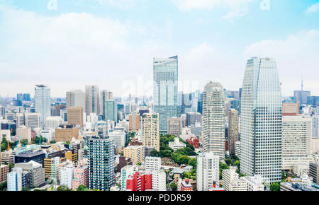 Wirtschaft und Kultur Konzept - Panoramablick auf die moderne Skyline der Stadt aus der Vogelperspektive Luftaufnahme von Tokyo Tower unter dramatischen Morgen blauen bewölkten Himmel in Tokio, Ja Stockfoto