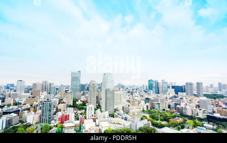 Wirtschaft und Kultur Konzept - Panoramablick auf die moderne Skyline der Stadt aus der Vogelperspektive Luftaufnahme von Tokyo Tower unter dramatischen Morgen blauen bewölkten Himmel in Tokio, Ja Stockfoto