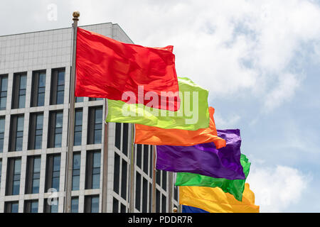 Verschiedene einfarbige Fahnen von einer Reihe der flag Pole in Shanghai, China fliegen Stockfoto