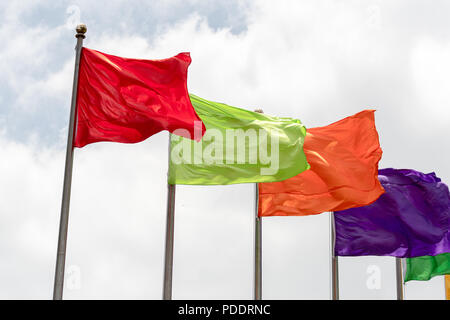 Verschiedene einfarbige Fahnen von einer Reihe der flag Pole in Shanghai, China fliegen Stockfoto