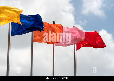 Verschiedene einfarbige Fahnen von einer Reihe der flag Pole in Shanghai, China fliegen Stockfoto
