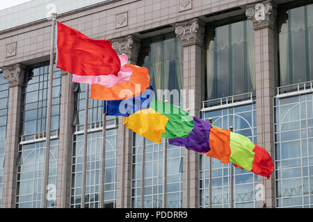 Verschiedene einfarbige Fahnen von einer Reihe der flag Pole in Shanghai, China fliegen Stockfoto