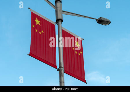 Paar chinesischen nationalen Flaggen auf einen Laternenpfahl auf die Avenue in Shanghai, China Stockfoto