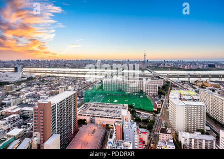 Wirtschaft und Kultur Konzept - Panoramablick auf die moderne Skyline der Stadt aus der Vogelperspektive Luftaufnahme mit Berg Fuji und Tokio skytree unter dramatischen Sonnenuntergang leuchten und Stockfoto