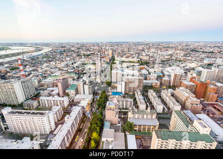 Wirtschaft und Kultur Konzept - Panoramablick auf die moderne Skyline der Stadt aus der Vogelperspektive Luftbild unter dramatischen Abendrot und schöne bewölkten Himmel in Tokio, Japan. Stockfoto