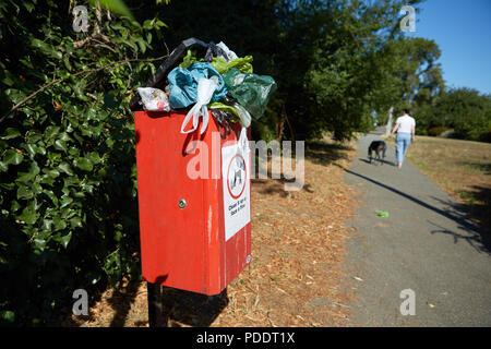 Ein hundehaufen bin überfüllt mit Dog poo Bags an einem der heißesten Tage des Sommers 2018 Stockfoto