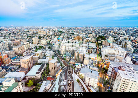 Wirtschaft und Kultur Konzept - Panoramablick auf die moderne Skyline der Stadt aus der Vogelperspektive Luftbild unter dramatischen Abendrot und schöne bewölkten Himmel in Tokio, Japan. Stockfoto