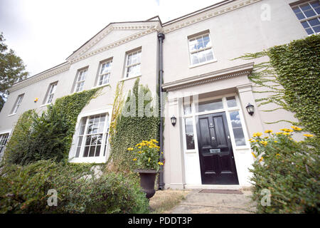 Dancers Hill House in der Nähe von Barnett, Nord-London, das im Wert von 6 Millionen £liegt, wird in einer Verlosung versteigert. Das Haus mit sechs Schlafzimmern, das einen See, einen Kinoraum, einen Weinkeller und eine moderne Küche umfasst, kann durch den Kauf eines £13.50-Tombola-Tickets gewonnen werden. Stockfoto