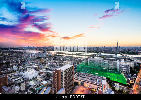 Wirtschaft und Kultur Konzept - Panoramablick auf die moderne Skyline der Stadt aus der Vogelperspektive Luftaufnahme mit Berg Fuji und Tokio skytree unter dramatischen Sonnenuntergang leuchten und Stockfoto