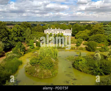 Eine Luftaufnahme des Dancers Hill House in der Nähe von Barnett, Nord-London, die im Wert von £6 Millionen ist, wird in einer Verlosung versteigert. Das Haus mit sechs Schlafzimmern, das einen See, einen Kinoraum, einen Weinkeller und eine moderne Küche umfasst, kann durch den Kauf eines £13.50-Tombola-Tickets gewonnen werden. Stockfoto