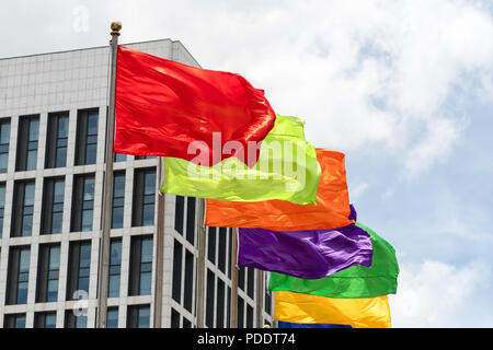 Verschiedene einfarbige Fahnen von einer Reihe der flag Pole in Shanghai, China fliegen Stockfoto