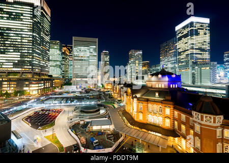 Business Konzept für Immobilien und Corporate Bau - Panoramablick auf die moderne Skyline der Stadt aus der Vogelperspektive aerial Nacht Ansicht mit Tokyo Station unter Dramat Stockfoto