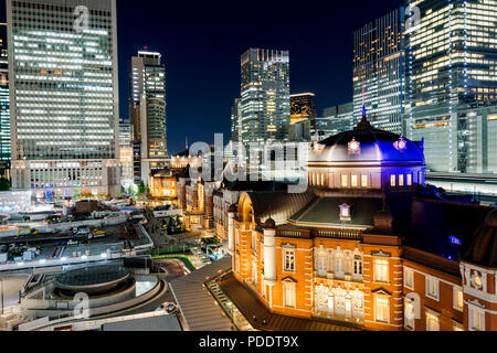 Business Konzept für Immobilien und Corporate Bau - Panoramablick auf die moderne Skyline der Stadt aus der Vogelperspektive aerial Nacht Ansicht mit Tokyo Station unter Dramat Stockfoto