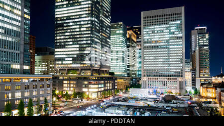 Business Konzept für Immobilien und Corporate Bau - Panoramablick auf die moderne Skyline der Stadt aus der Vogelperspektive aerial Nacht Ansicht mit Tokyo Station unter Dramat Stockfoto