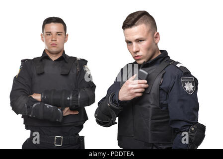 Polizisten in Uniform und Schutzkleidung auf weißem Hintergrund Stockfoto