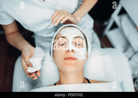 Kosmetikerin Hände mit Creme gegen die beim Patienten Stockfoto