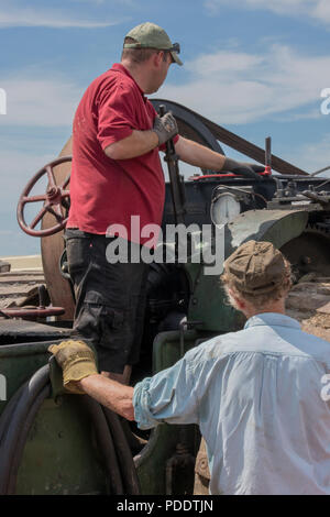 Zwei Dampfmaschine Enthusiasten mit ihren Antrieb Motor im Sommer zeigen. Stockfoto