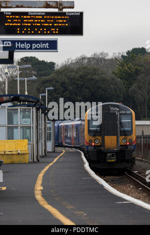 Ein Soutwestern Bahn ziehen in die Plattform in Lymington Pier Station im New Forest. Stockfoto