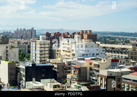 Wirtschaft und Kultur Konzept - Panoramablick auf die moderne Skyline der Stadt aus der Vogelperspektive Luftbild unter dramatischen Morgen blauen bewölkten Himmel in Taiwan Stockfoto