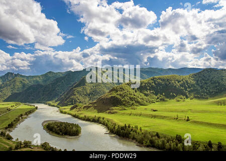 Sommer Landschaft: Mountain River fließt entlang der Schlucht, grüne Hügel und blauer Himmel mit weißen Wolken (tanju) Stockfoto